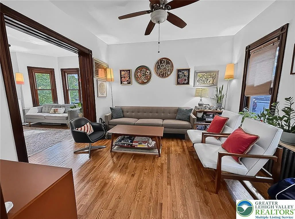 4 bed, 2.0 bath, 2218 sqft, $3,150 — Photo 3