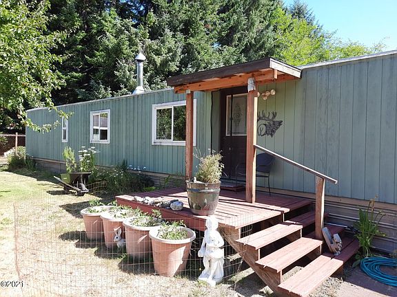 2nd image of 904 SE Clover Ln