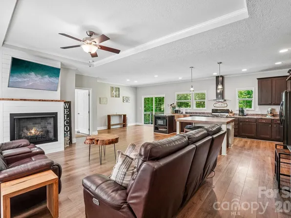 51 Hermit Springs Trl, Hendersonville, NC 28739