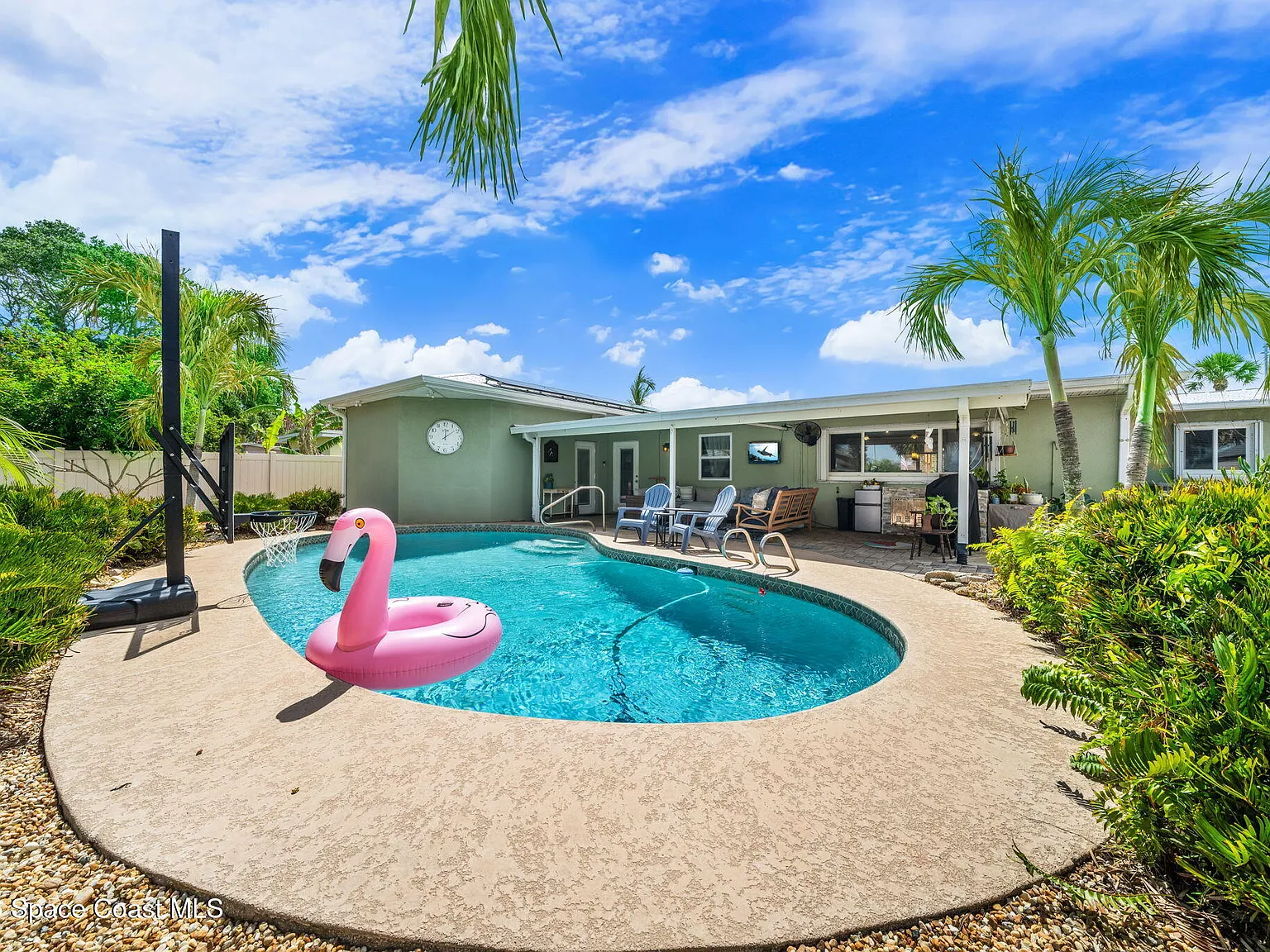 4 bed, 3.0 bath, 2160 sqft, $4,500 — Photo 2