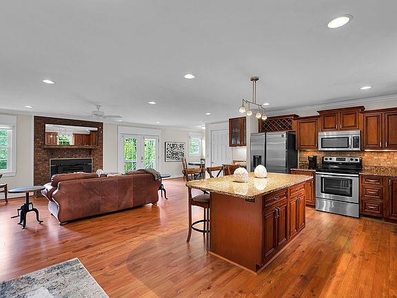 5th image of 412 Holly Ln
