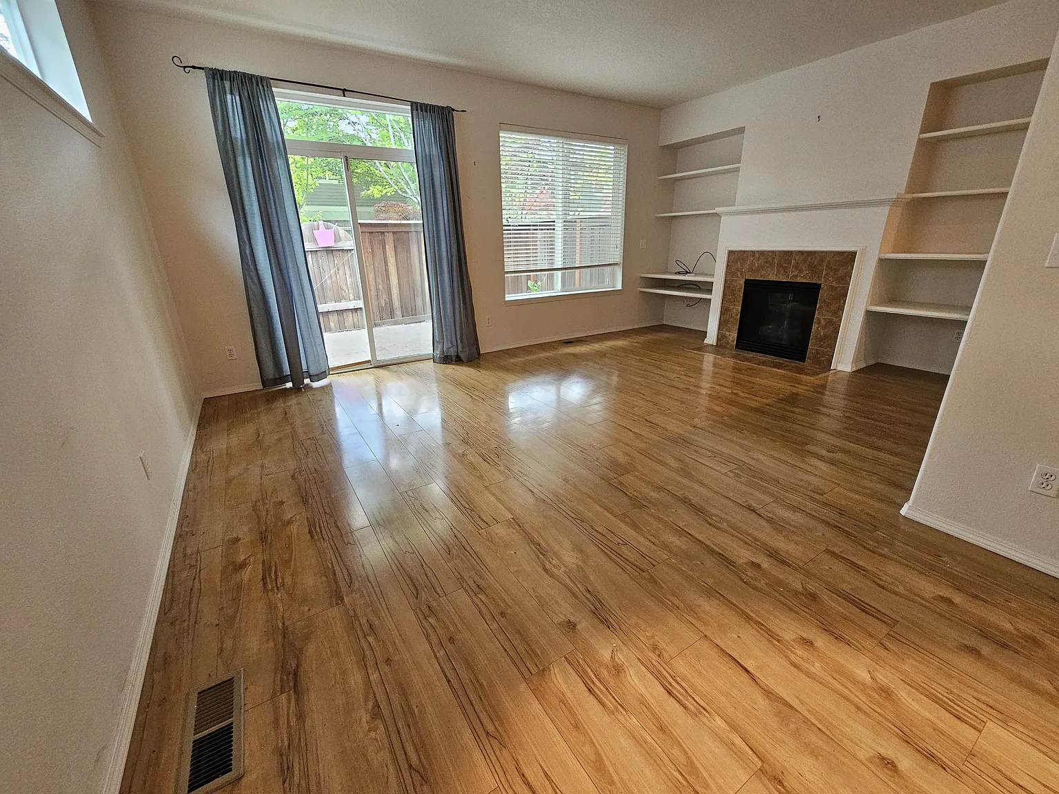 3 bed, 2.5 bath, 1456 sqft, $2,425 — Photo 4