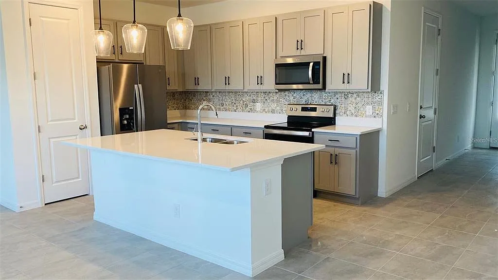 3 bed, 2.5 bath, 1578 sqft, $2,075 — Photo 3