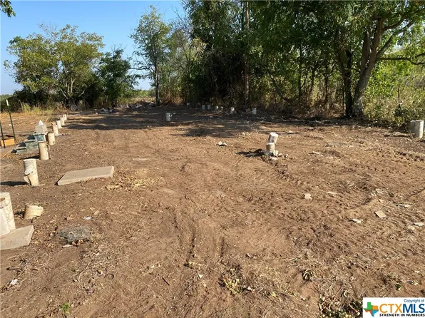 2774 Plant Rd, Luling, TX 78648