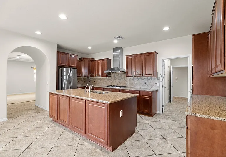 3724 E Robin Ln — Photo 7