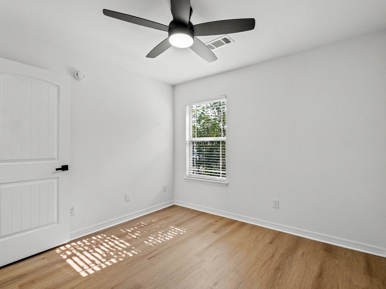 3 bed, 2.5 bath, 1350 sqft, $2,150 — Photo 2