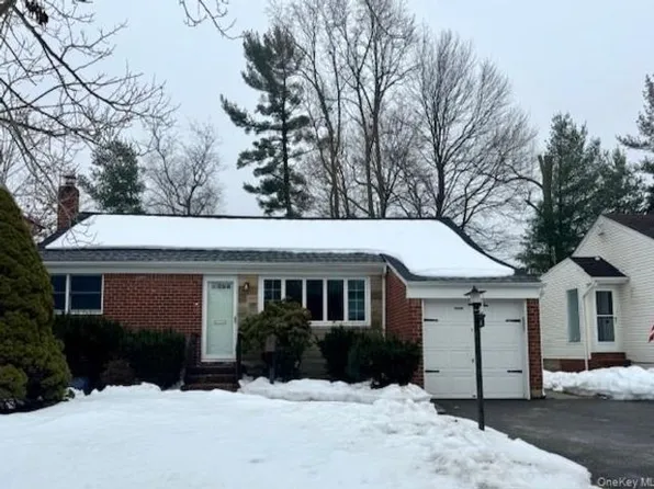 29 Lewis Ln, Syosset, NY 11791