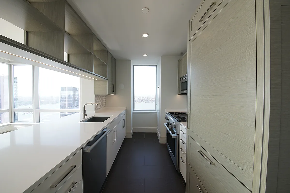 555 10th Avenue — Photo 3