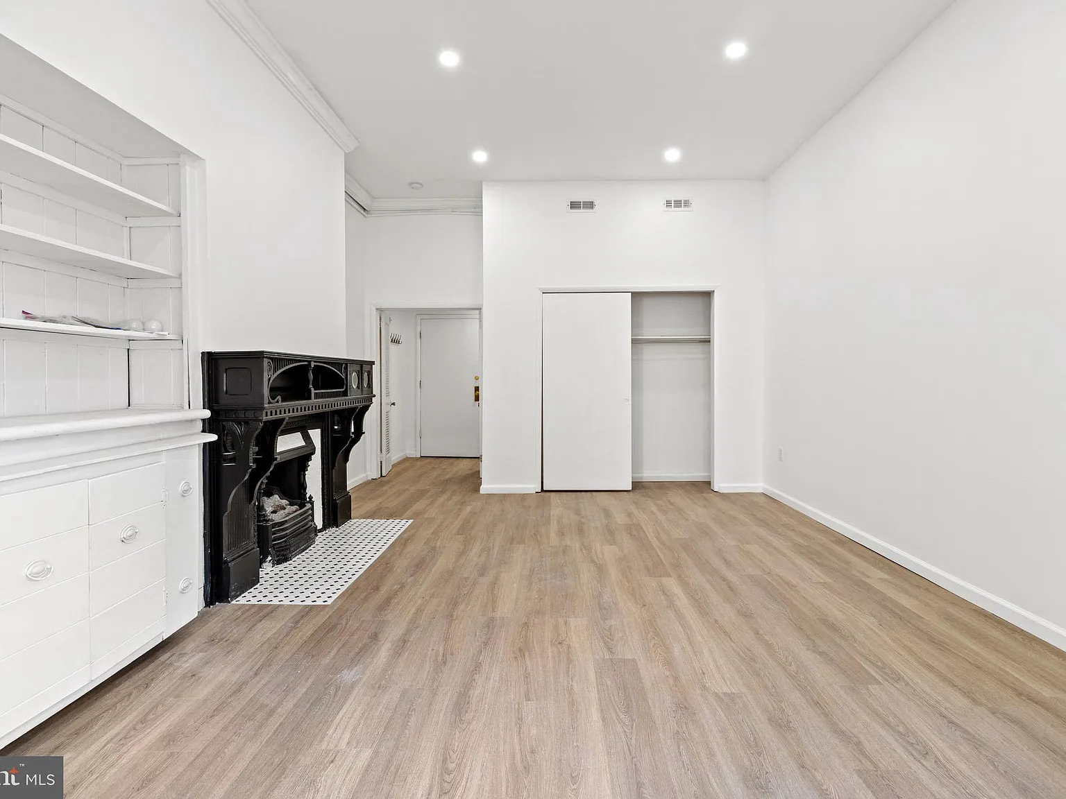 2 bed, 844 sqft, $1,975 — Photo 3