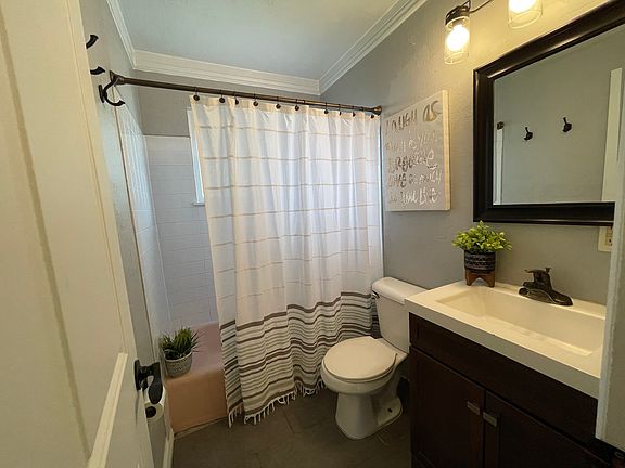 4th image of 2104 Oakwood Ln