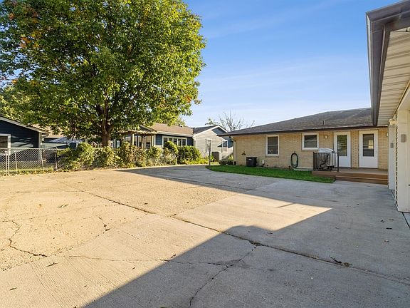 2nd image of 202 NW Sharmin Dr