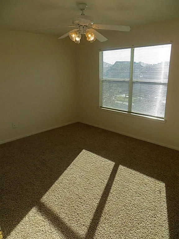4 bed, 2.5 bath, 2236 sqft, $2,250 — Photo 3
