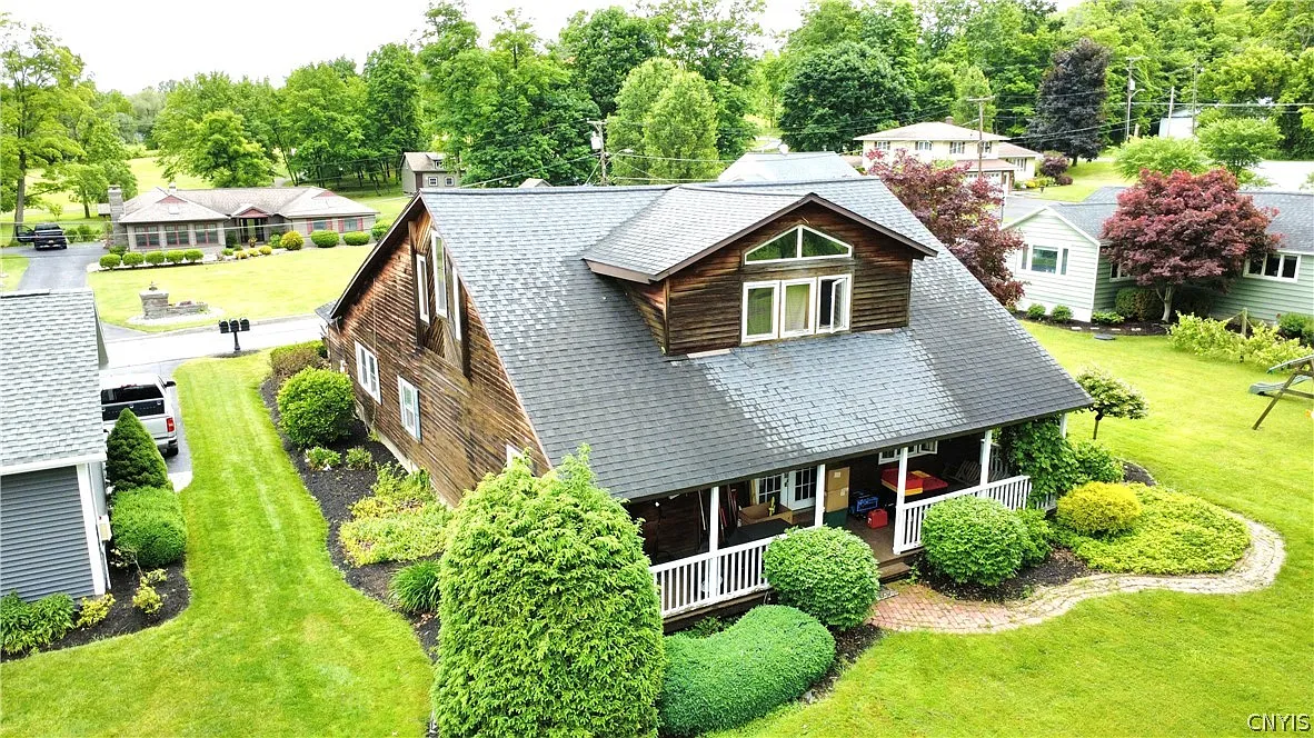 4 bed, 2.0 bath, 2605 sqft, $2,400 — Photo 1