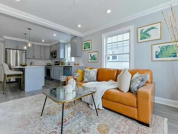 3rd image of 224 Newbury Ave #2