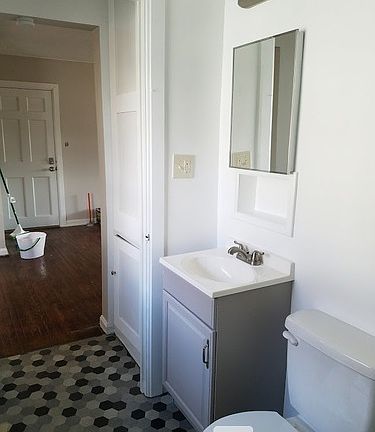 5th image of 171 College St APT 3