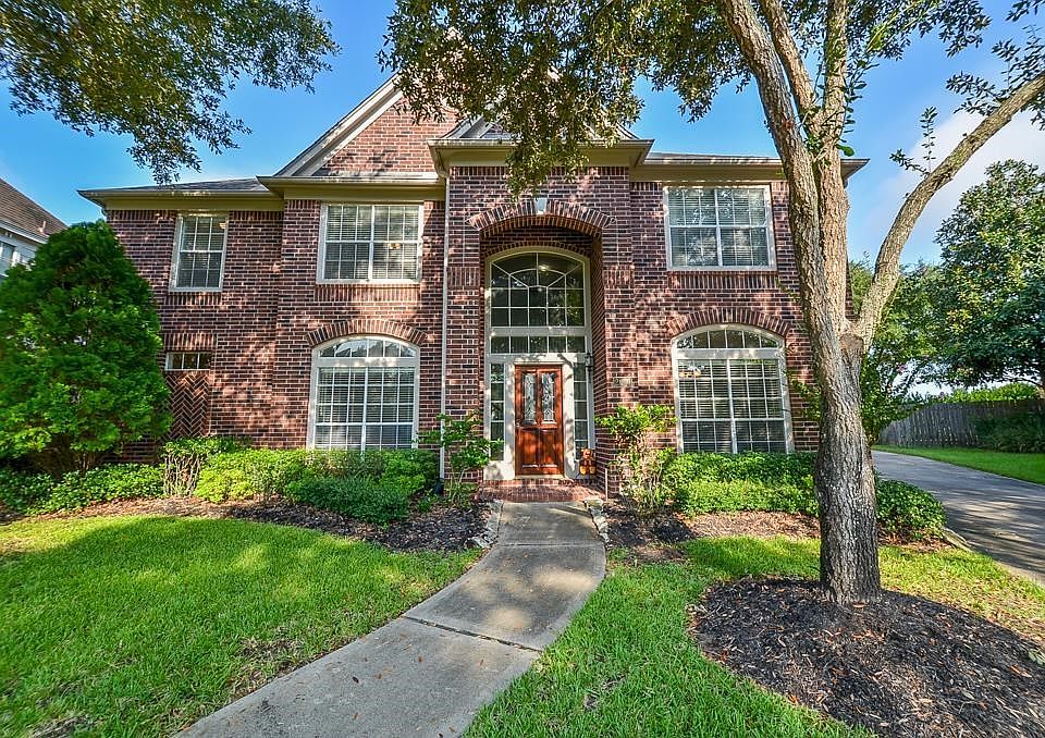 Gorgeous 4 bedrooms with tons of updates on cul-de-sac lot in Cinco Ranch Greenway village!