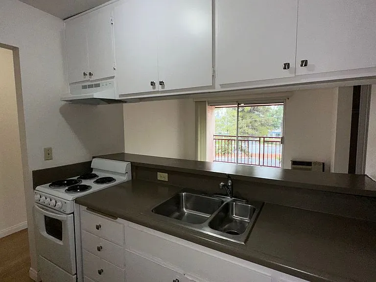 Aztec Apartments — Photo 6