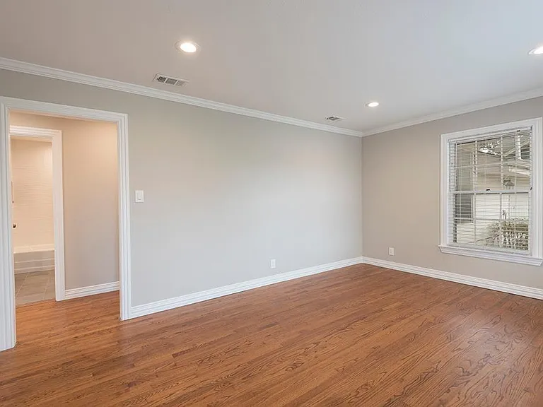 815 E 16th St — Photo 10