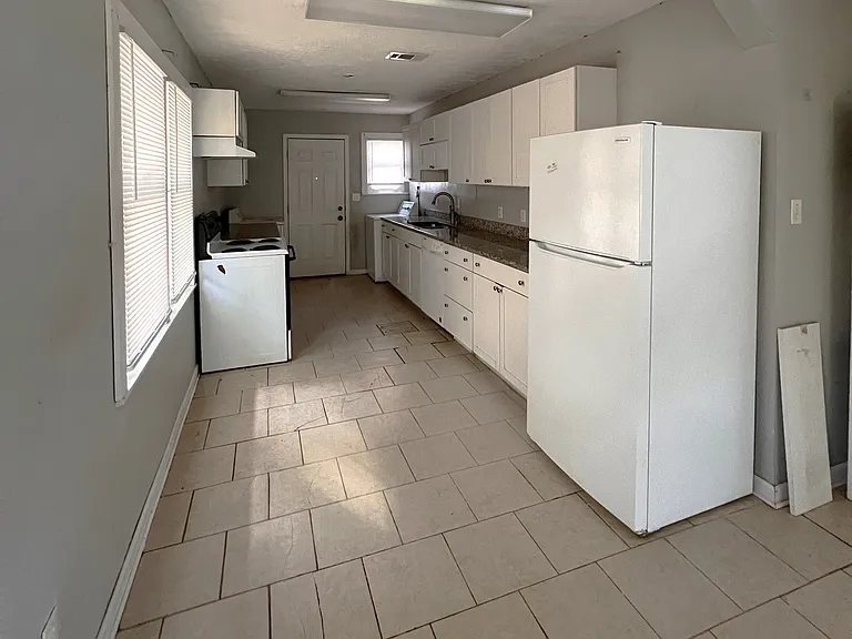 1112 Westwood Dr — Photo 5