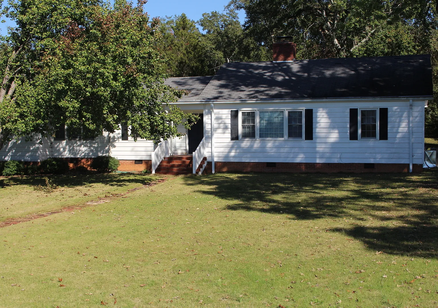 3 Bed/2 Bath Home Right Next to Walker Golf Course! — Photo 1