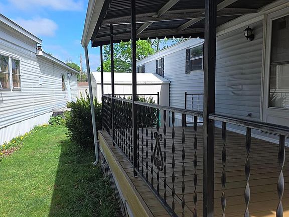 4th image of 832 Latshaw Rd
