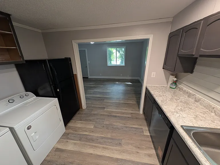 983 Kinsler Ave — Photo 4