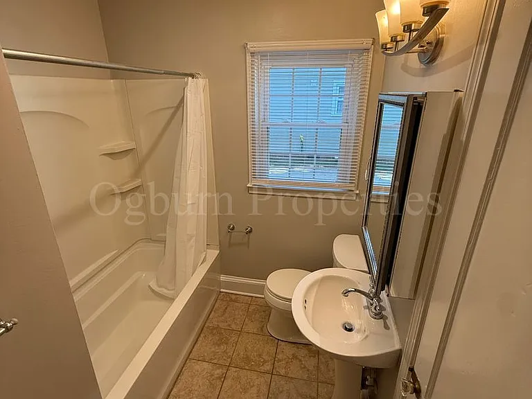 1131 Melrose St — Photo 8