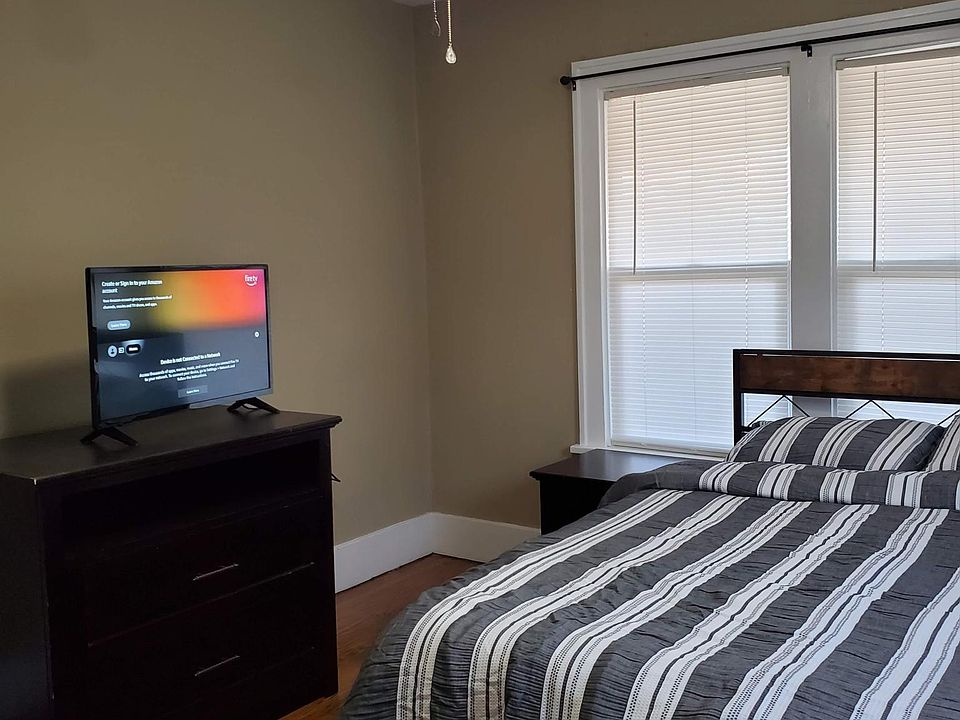 Queen bed & smart TV