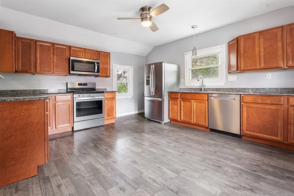 3 bed, 2.0 bath, 1179 sqft, $3,200 — Photo 2
