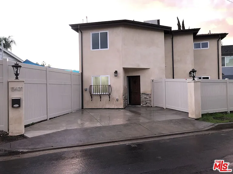 15431 Huston St — Photo 1