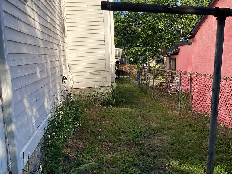 699 Surrey Ave — Photo 10