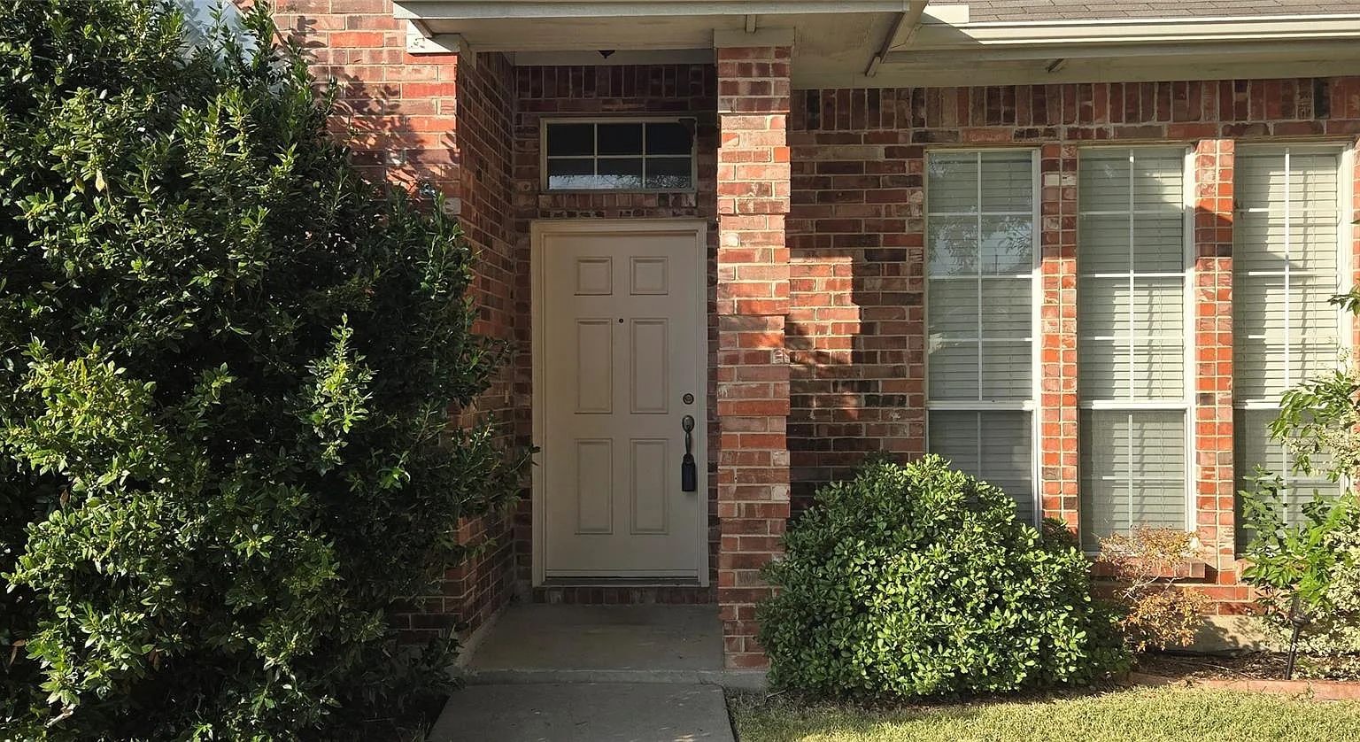 4 bed, 1724 sqft, $2,400 — Photo 2