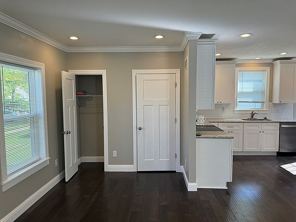 4th image of 2527 Valley Ave