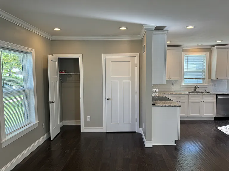 2527 Valley Ave — Photo 4