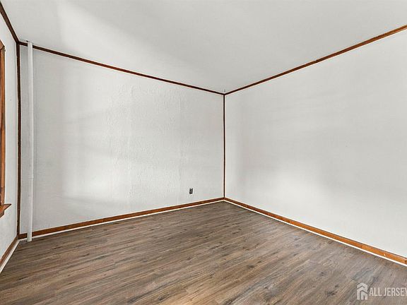 5th image of 520 Henry St