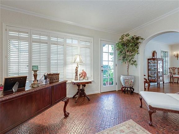 3rd image of 4225 Versailles Ave