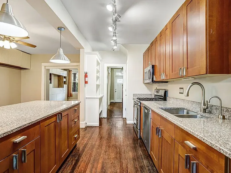 821 Kentucky Ave SE — Photo 13