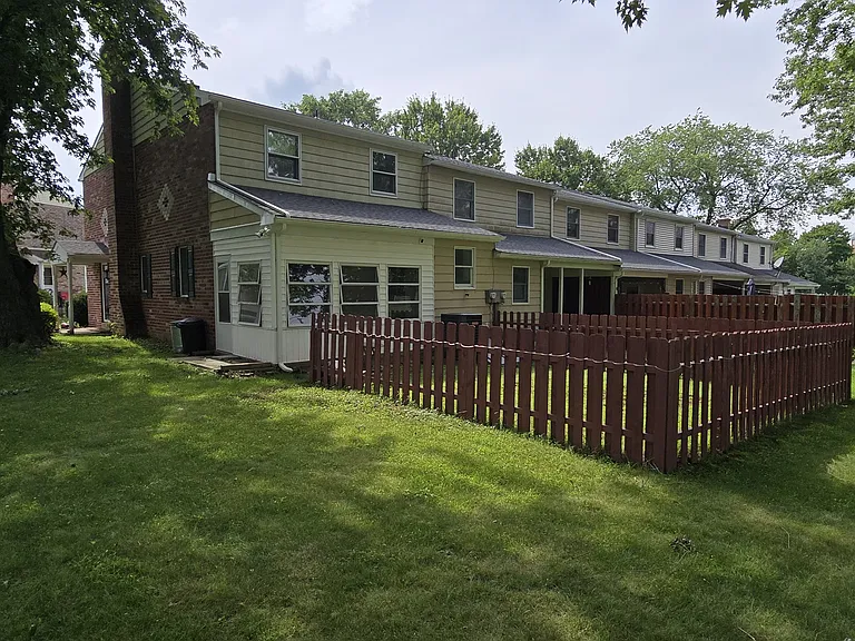 70 Colonial Dr — Photo 3