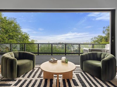 2300 Ronda Vista Dr, Los Angeles, CA, 90027