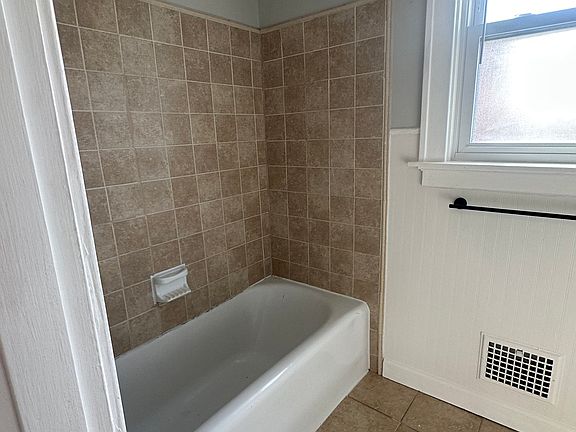 4th image of 2527 Bremont Ave