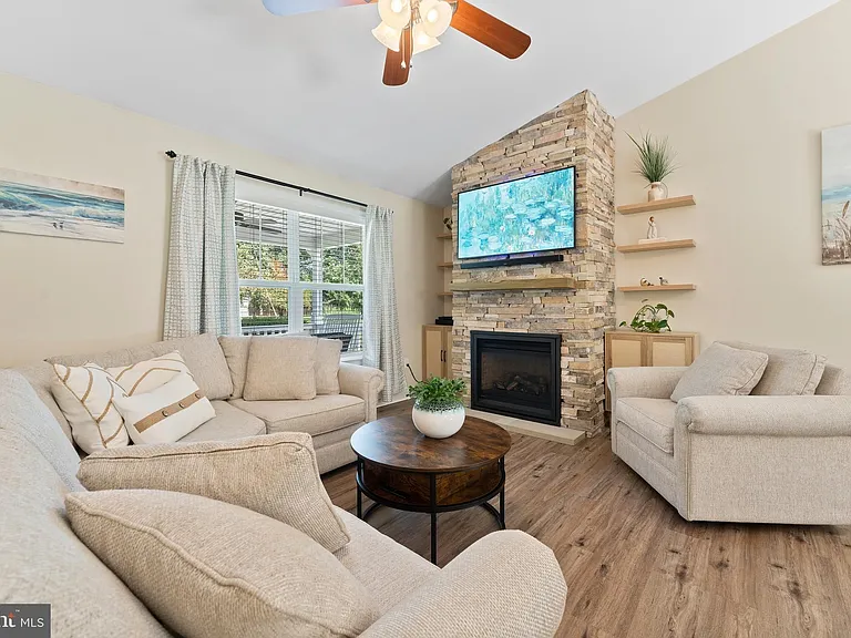 305 Cedar Ln — Photo 7