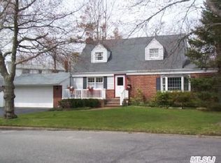 1 Bromley Pl, Greenlawn, NY 11740