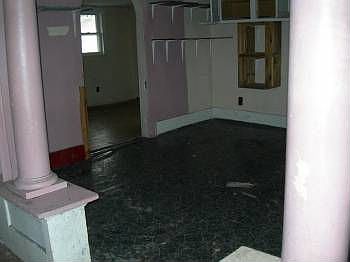 2nd image of 826 W 6th St