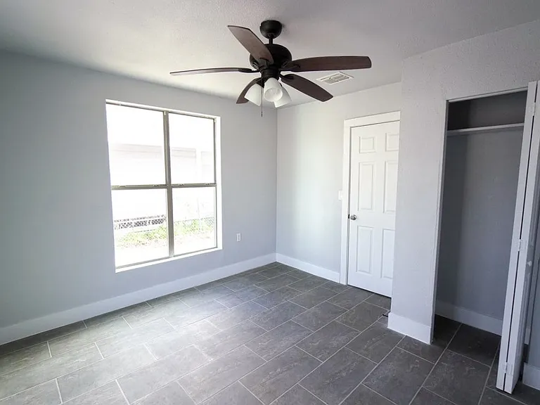 1139 Morales St — Photo 12