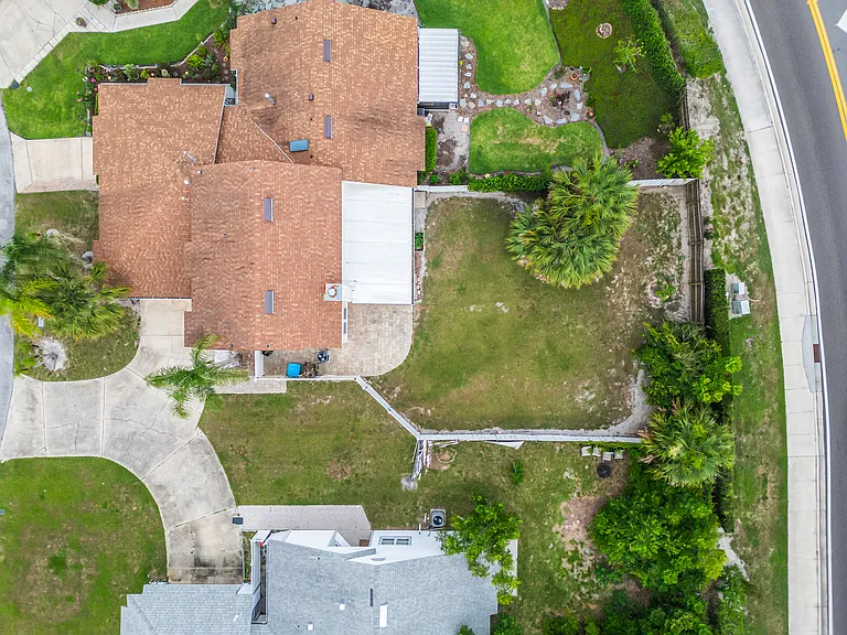 1025 Wentworth Ct — Photo 37