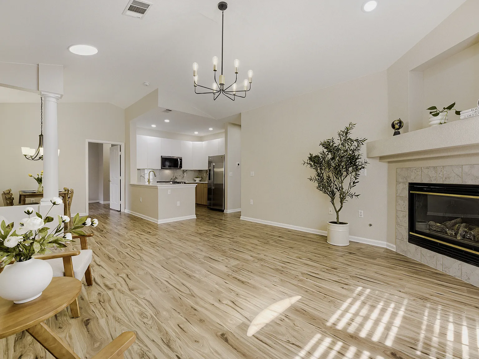 2 bed, 1012 sqft, $2,050 — Photo 1