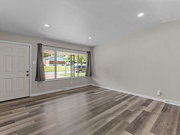 4th image of 113 N Marguerite Ave