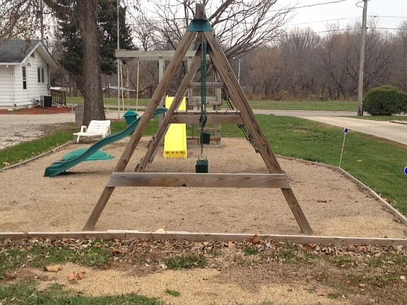 This huge play set stays
