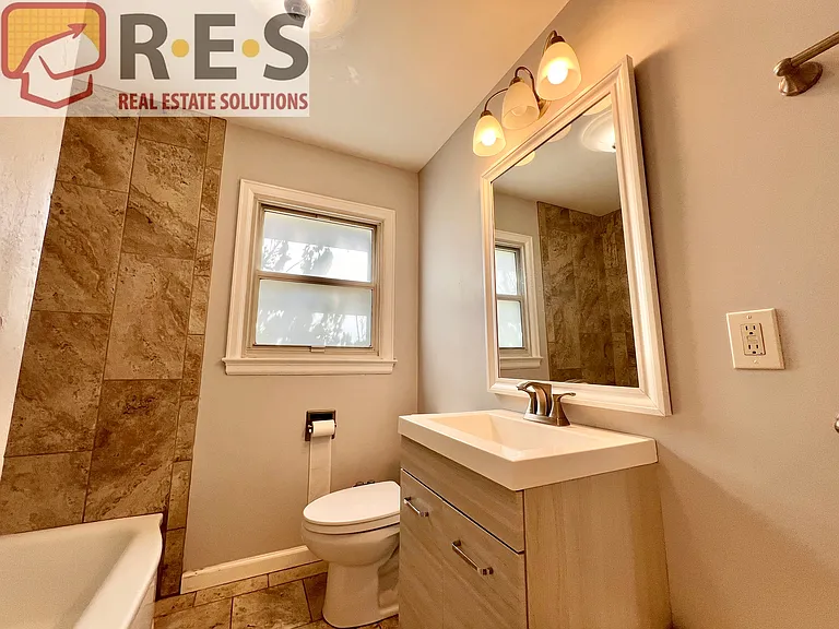 2216 Elmira St — Photo 10