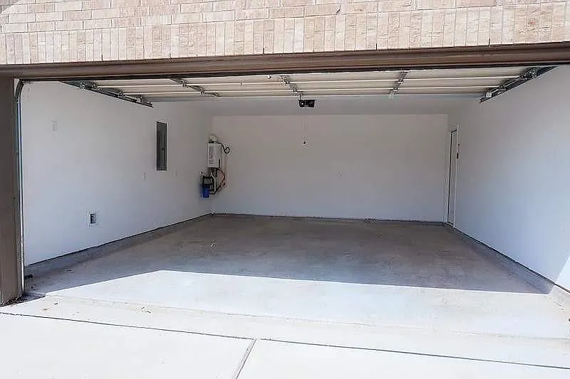 4 bed, 2.0 bath, 1924 sqft, $2,250 — Photo 2
